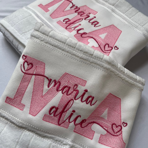 Kit Toalha Bordada Personalizada Banho e Rosto Iniciais e Nome com Coração