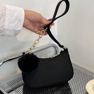 bolsa feminina pequena preta rosa pink nude hobo chaveiro enfeite pingente pompom barbie core chevron aesthetic alça corrente dourada baguete meia lua promoção baguete