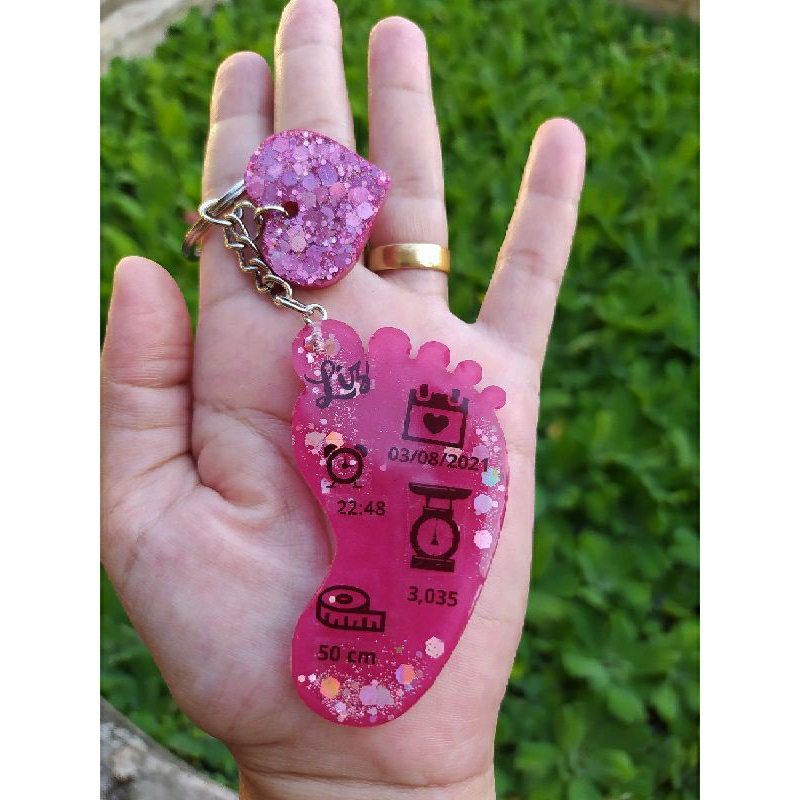 chaveiro de pezinho com dados do recém nascido/ pezinho em resina personalizado