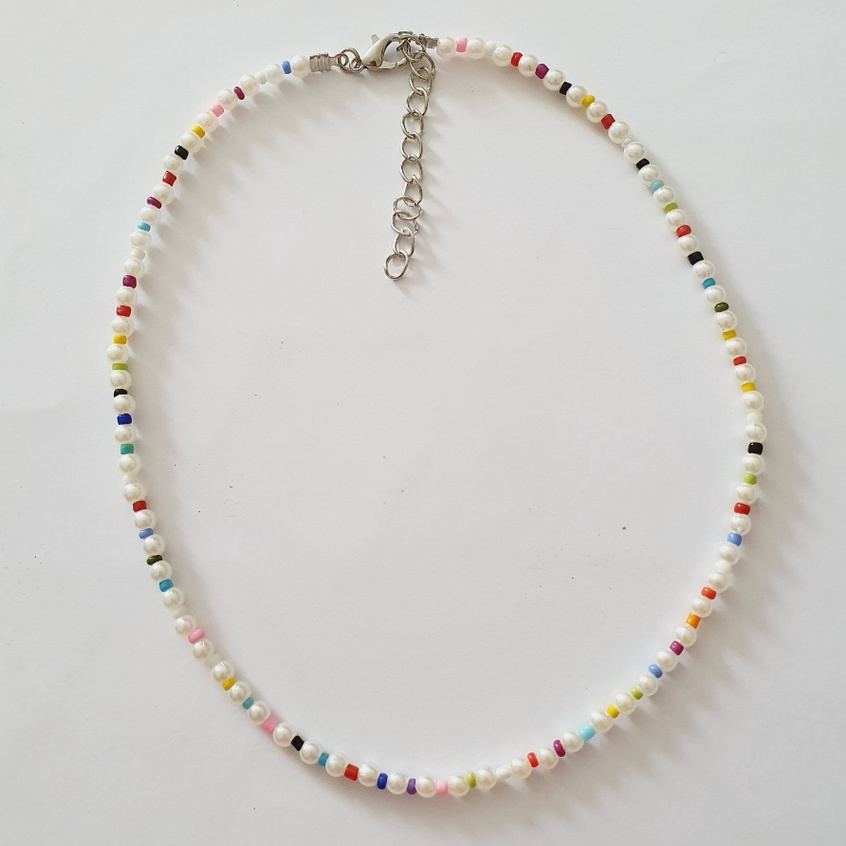 Colar de perolas com miçangas coloridas