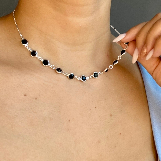 COLAR CHOKER COM PEDRAS PRETAS FOLHEADO A PRATA 925