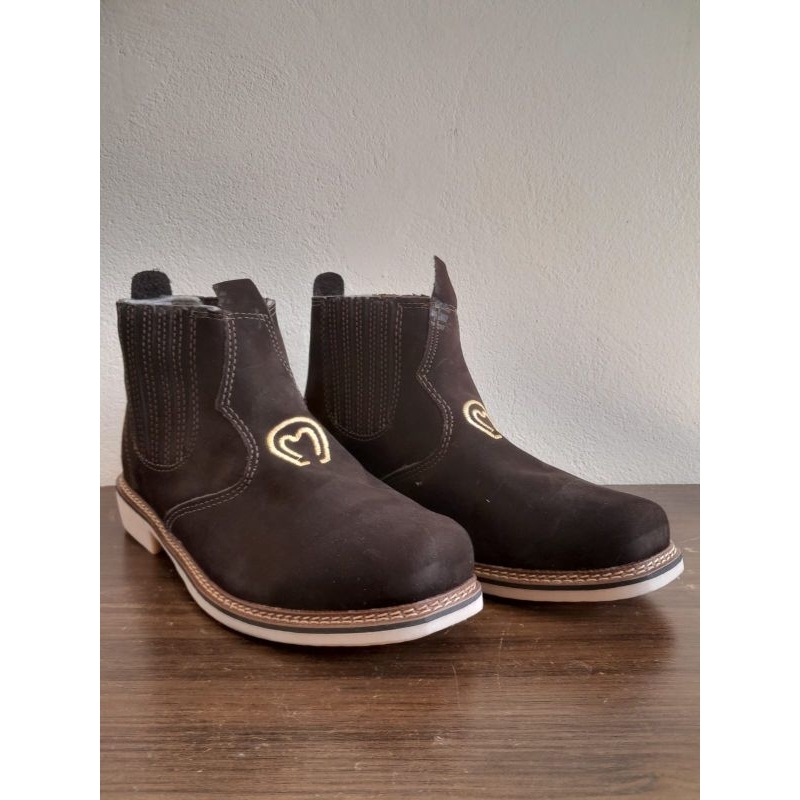 Botina Masculina Nobuck Café bordado ferradura solado Látex ( boné não incluso). em Oferta na Shopee