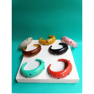 Bracelete Feminino de Resina com Pedrarias e bolinhas banhadas cravadas, Estilo e Glamour nesta peça Fantástica.