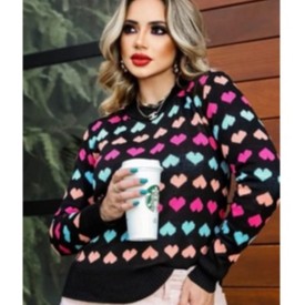 Blusa de frio feminina grossa em tricot corações coloridos.