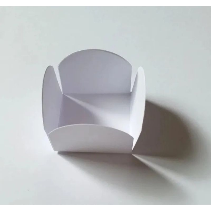 Forminhas para doces 4 pétalas Branca. 3,3 x 3,3 x 2.5 .1000 unidades.