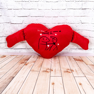 Coração de pelúcia bordado "Te amo, mas as vezes da vontade de..." em Oferta na Shopee