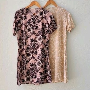 Vestido tecido em crepe, com manga ,cor beje com estampa de flores em branco e lilás com flores preta