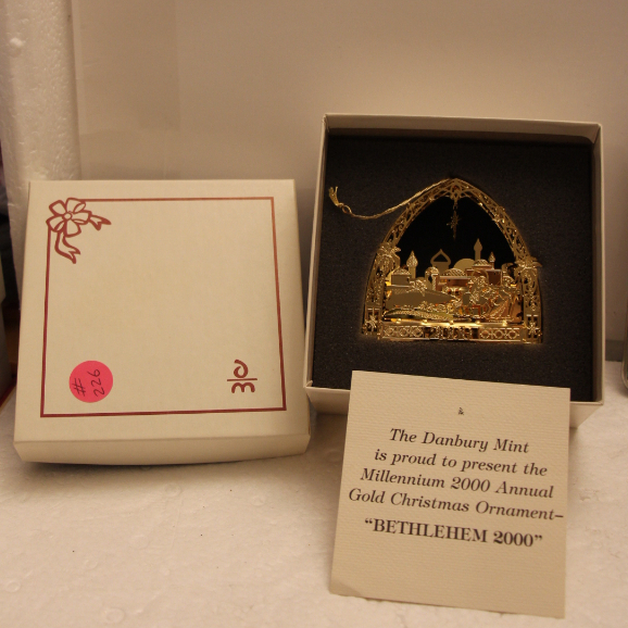 NATAL H226 2000 ANNUAL GOLD CHRISTMAS ORNAMENT BETHLEHEM 2000 JOSE MARIA E JESUS NO BURRINHO BELEM THE DANBURY MINT  (REF 32)