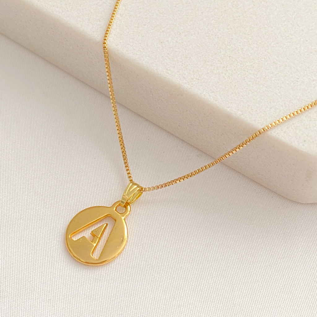 Colar corrente com pingente de medalha com letra inicial do nome vazada folheado a ouro 18k