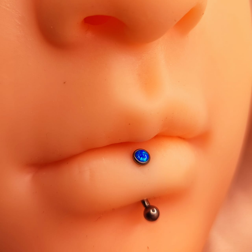 Piercing curvo com opala em titânio vertical labret, sobrancelha, rook (UNIDADE)
