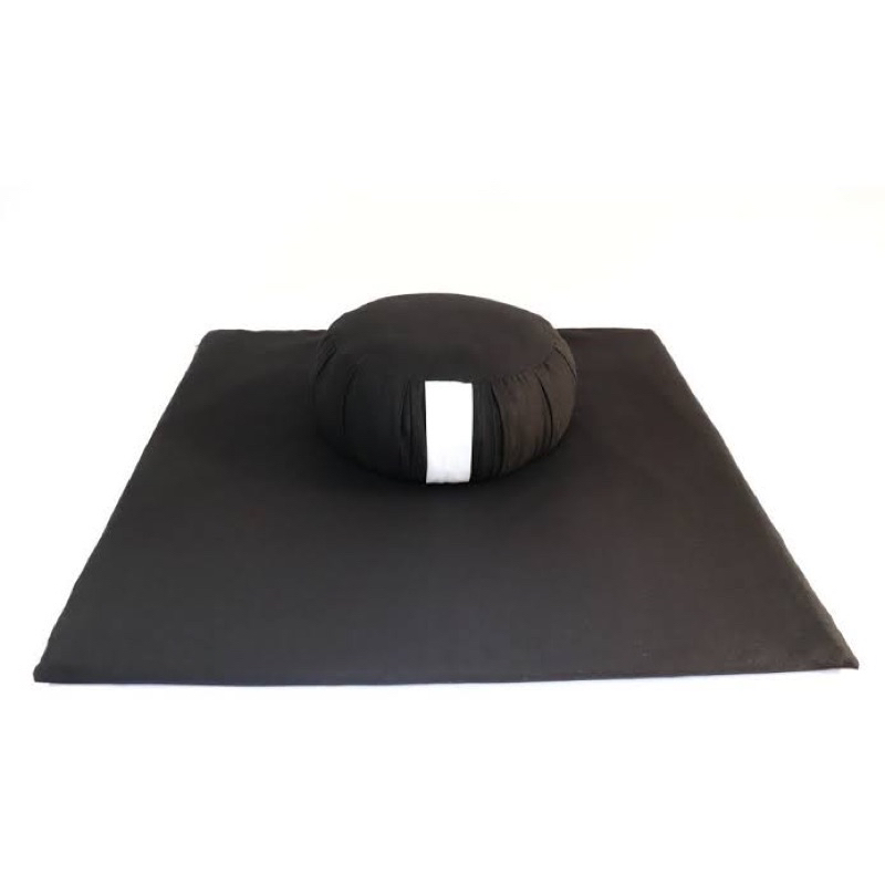Imagem kit com 1 Zafu e 1 zabutom para prática yoga e meditação.