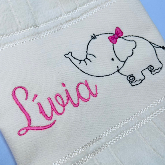 Toalhinha Bordada Personalizada com Desenho Elefantinha Feminina com Nome Infantil marca Dohler