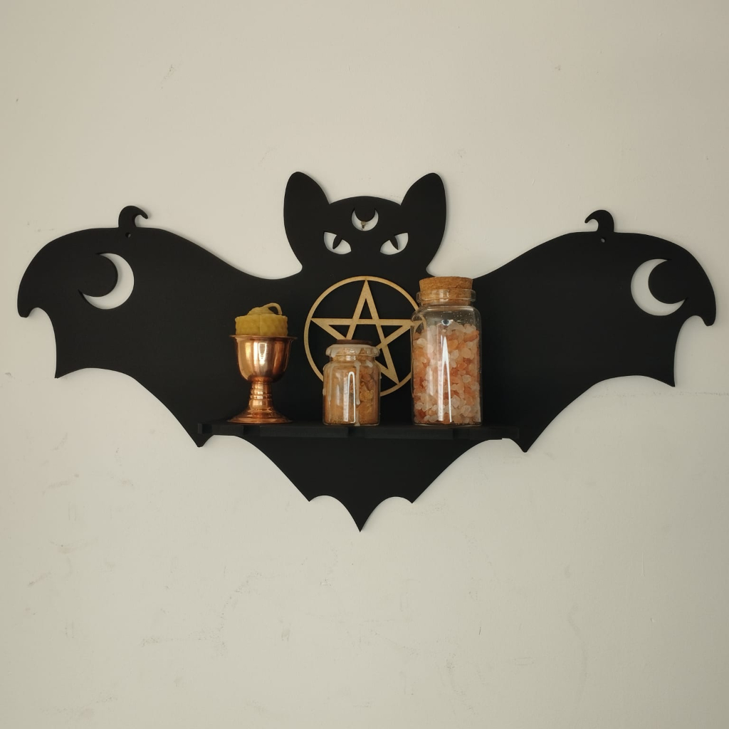 porta cristais e velas prateleira porta colar morcego ritual bruxa pentagrama Wicca triluna hecate deusa hekate