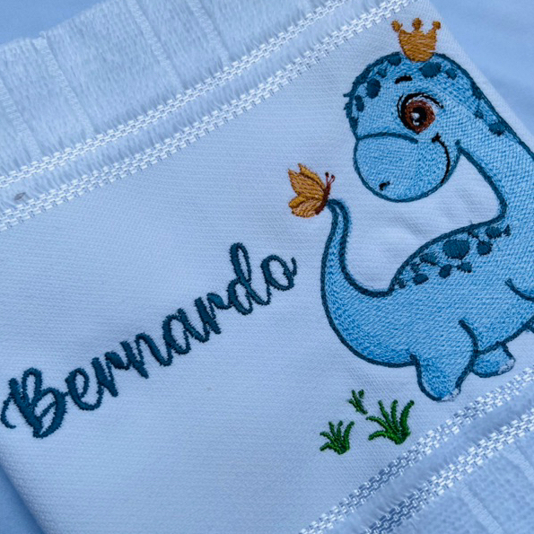 Toalha Bordada Personalizada Dinossauro Azul Coroa com Nome em Oferta na Shopee