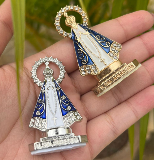 Enfeite Painel De Carro Imagem Nossa Senhora Aparecida Com Resplendor Metal Dourado ou Prata Auto Colante
