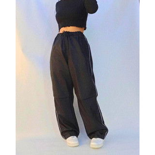 Calça básica simples reta larga de tactel com ajuste de cordão na cintura e bolsos - preta