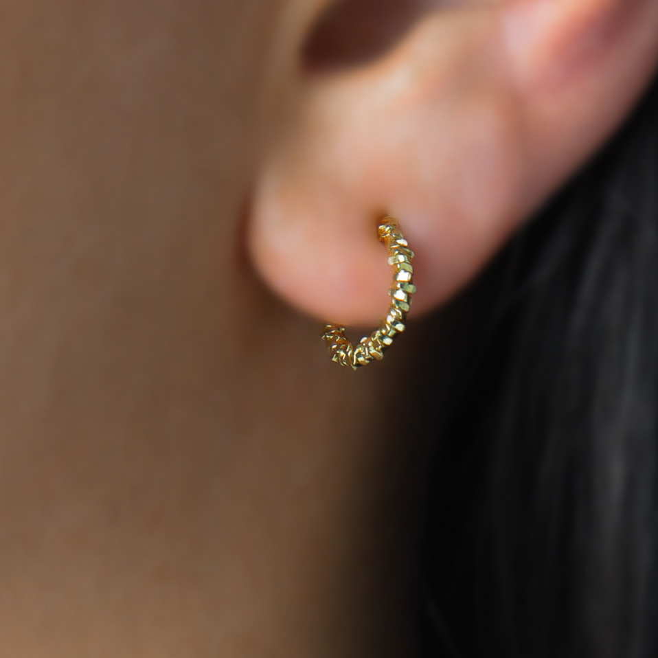 Argolinha Pequena com Detalhes Brinco de Argola Femina Banhado a Ouro 18k em Oferta na Shopee