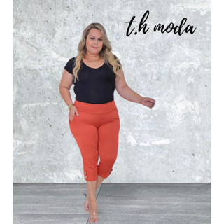 calça capri senhora c/ detalhes de botões na perna