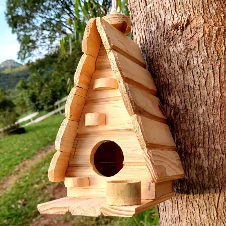 Chalé de Passarinho com Comedouro feito de Madeira Crua - Decoração - Casa - Jardim - Passarinho