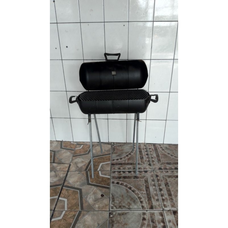 a melhor churrasqueira a bafo da categoria.. um produto exclusivo da mundial grill churrasqueiras com pés removíveis para facilitar no transporte e na hora de guardar acompanha a grelha de inox 430.. medidas internas 25 por 57 cm por 80 cm de altura