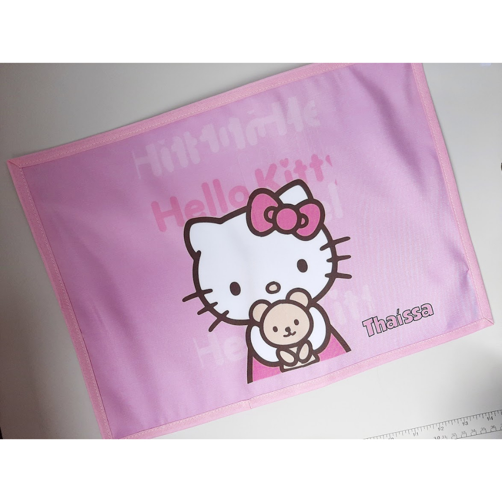 Toalha Jogo Americano IMPERMEÁVEL infantil escolar Gatinha Hello com nome personalizado em Oferta na Shopee