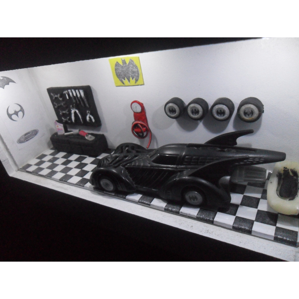 Quadro diorama/maquete miniatura de oficina com Batmóvel Shell - bat-oficina