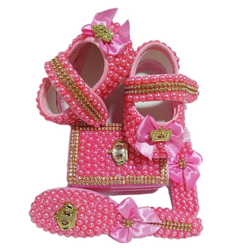 kit princesa customizado com perolas e coroa dourada, sapatinho, pente, escova e saboneteira