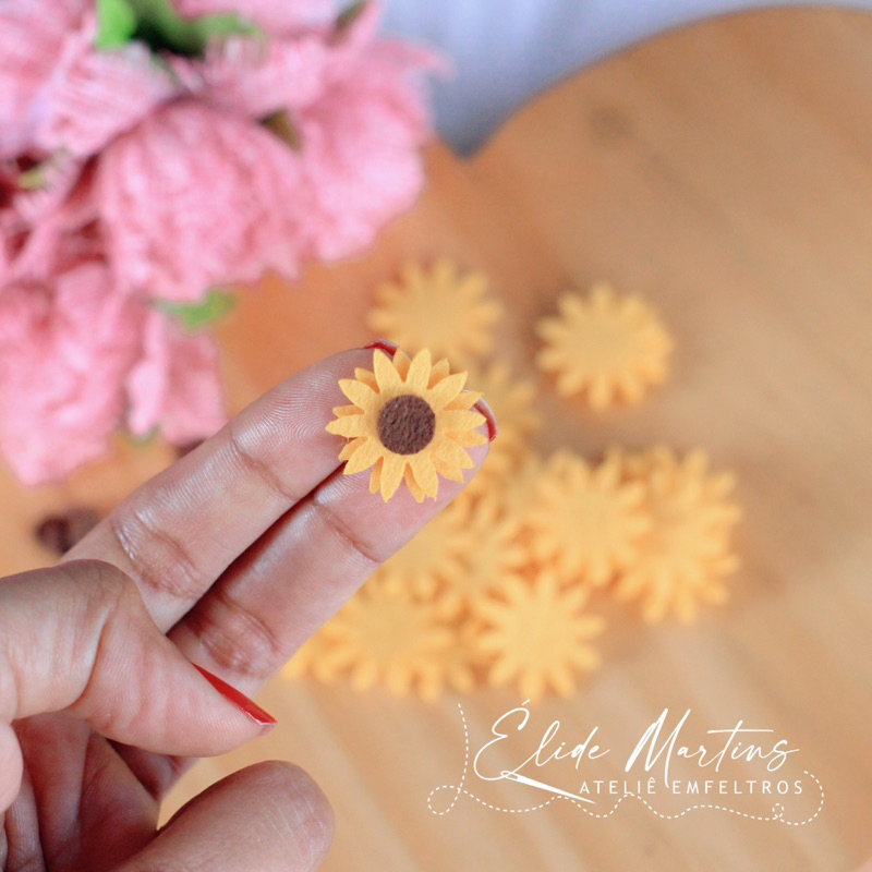 Recorte Mini Girassol em Feltro com Miolo -20 unidades - Corte a laser em Oferta na Shopee