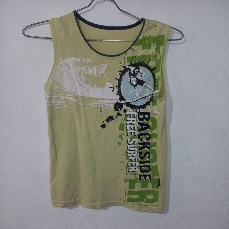 Camiseta  verde infantil  usada Tamanho 8
