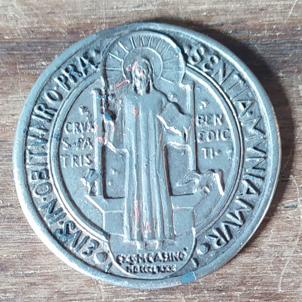 Antiga medalha de São Bento em liga de metal leve