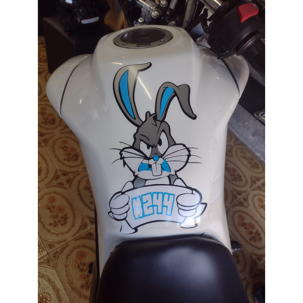 ADESIVO  COELHO 244 SEGURANDO PLACA /  / ADESIVO COELHO / ADESIVO PARA TANQUE DE MOTO / GRAU DE RUA 244
