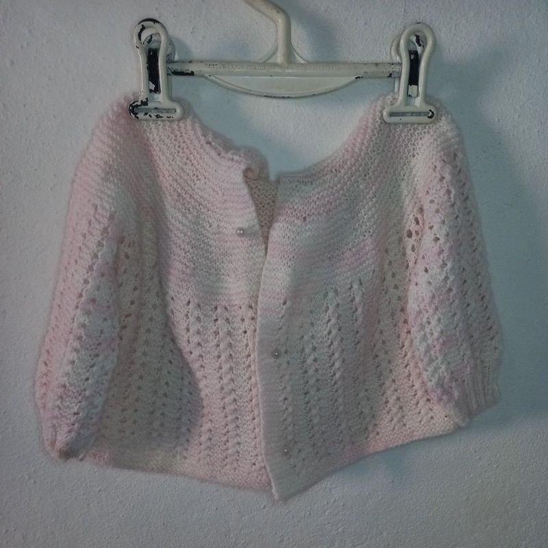 Casaco croche rosa e branco  usada para bebê