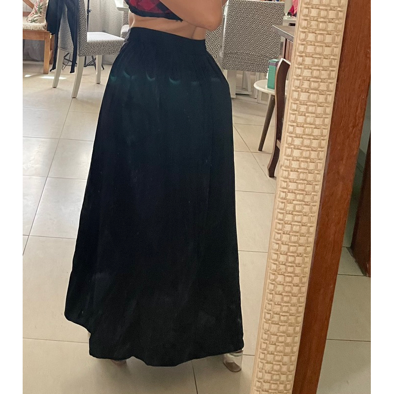 Saia sexy chique longa preta ajusta na cintura acinturada G classica basica
