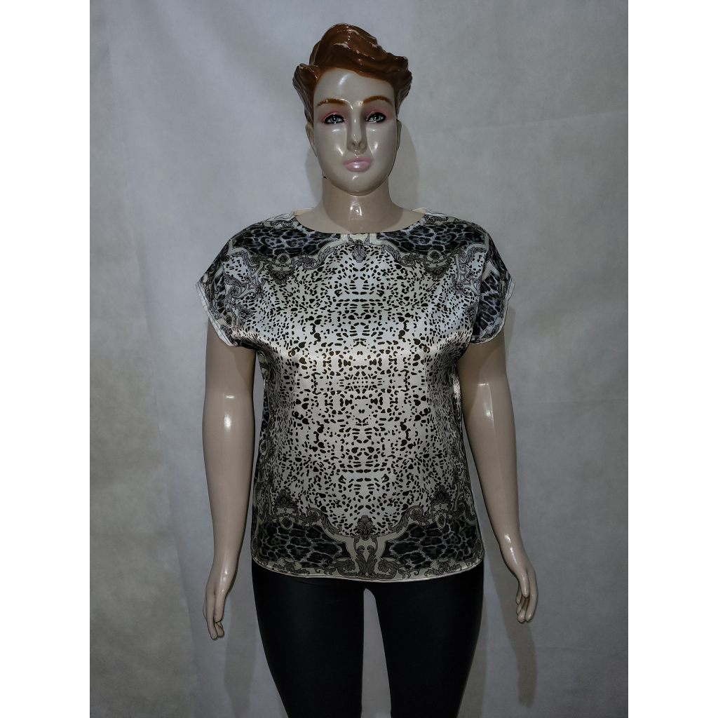 Blusa marrom estampada oncinha cetim veste entre M e G usado bom estado