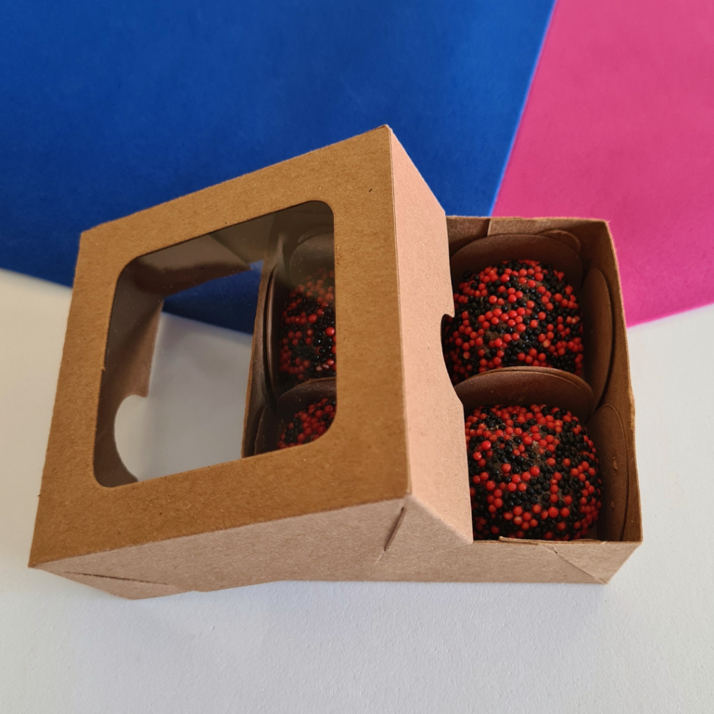 Kit 100 Caixas KRAFT 4 doces 7,5x7,5x3 cm com visor. Embalagem para presente, doces e artesanato. em Oferta na Shopee