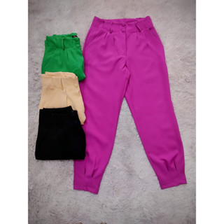 Calça feminina com dois botoes de crepe