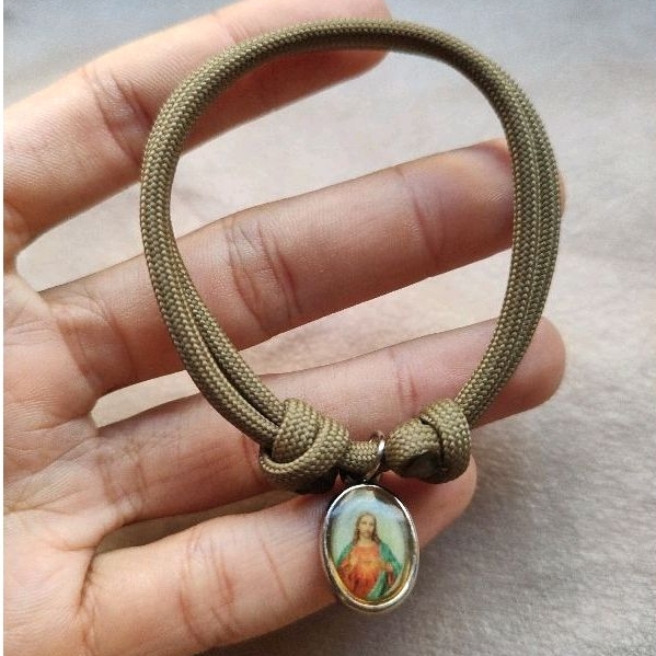 Pulseira com Pinjente de Cruz Cristão Católico - Pulseirinha de Aperto Ajustável feita em corda Paracord 550 - Religioso
