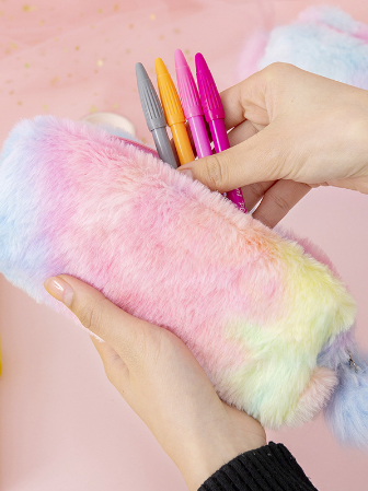 Kit 30 Estojo com textura de pelo degradê e chaveiro pompom CriatIvo Cor Gradiente para Menina De Pelúcia Lápis,pode ser utilizado para guardar lápis, canetas, borrachas e outros materiais escolares