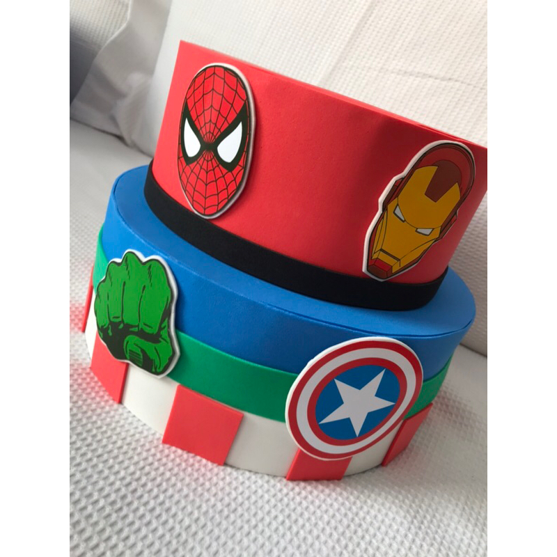 Bolo fake Vingadores - Envio em até 10 dias úteis , Medidas do bolo nas fotos, bolo de Papelão e Eva