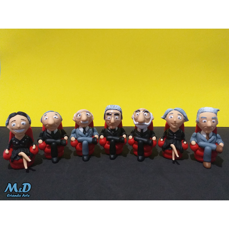 7 Miniaturas dos Psicanalistas nas Poltronas: Anna Freud, Donald Winnicott, Carl Jung, Jacques Lacan, Sigmund Freud, Melanie Klein e Wilhelm Reich