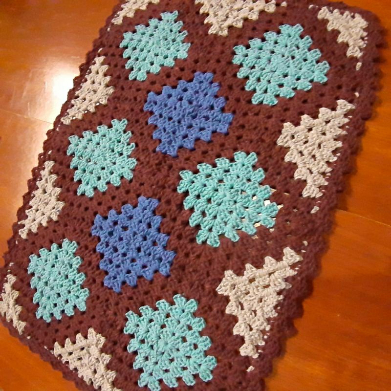 Tapete de crochê em barbante nas cores azul Royal ,azul celestes,  bordo e cinza