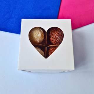 Kit 20+ Caixas BRANCA 4 doces  visor coração 7,5x7,5x3. Embalagem para presentes, doces e artesanato em Oferta na Shopee