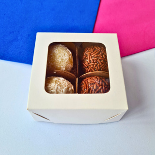 Kit 10+ Caixas BRANCA 4 doces com visor 7,5x7,5x3 cm. Embalagem para doces, presente e artesanato. em Oferta na Shopee