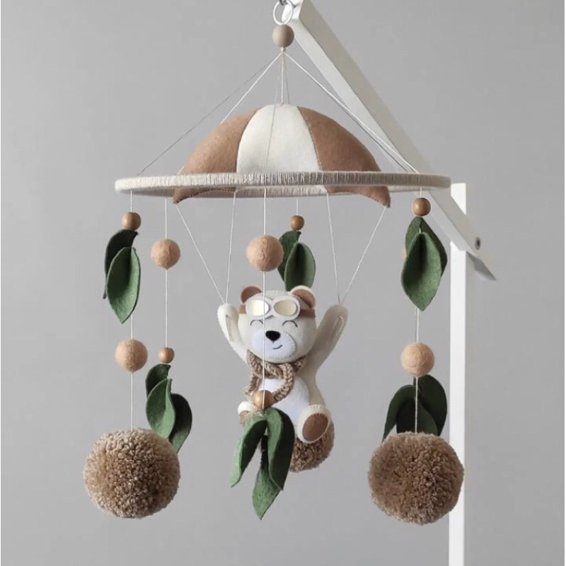 Móbile de berço urso com paraquedas, pompom, decoração, maternidade.