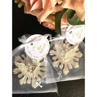 Lembrancinhas de Batizado Imã Espírito Santo com terço organza em Oferta na Shopee