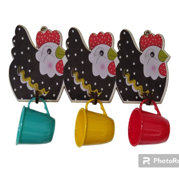 SUPORTE DE XICARA MODELO GALINHA  DE PAREDE COM 3 XICARAS DE CAFÉ EM ACRILICO COLORIDO 60 ML