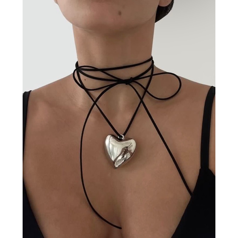 Choker Heart Trend | Colar Gargantilha Pingente Coração Aço Cordão Camurça Preto Prateado Tendência Y2K Moda