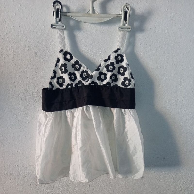 Camiseta branca  e preta com flor infantil  usada Tamanho 6
