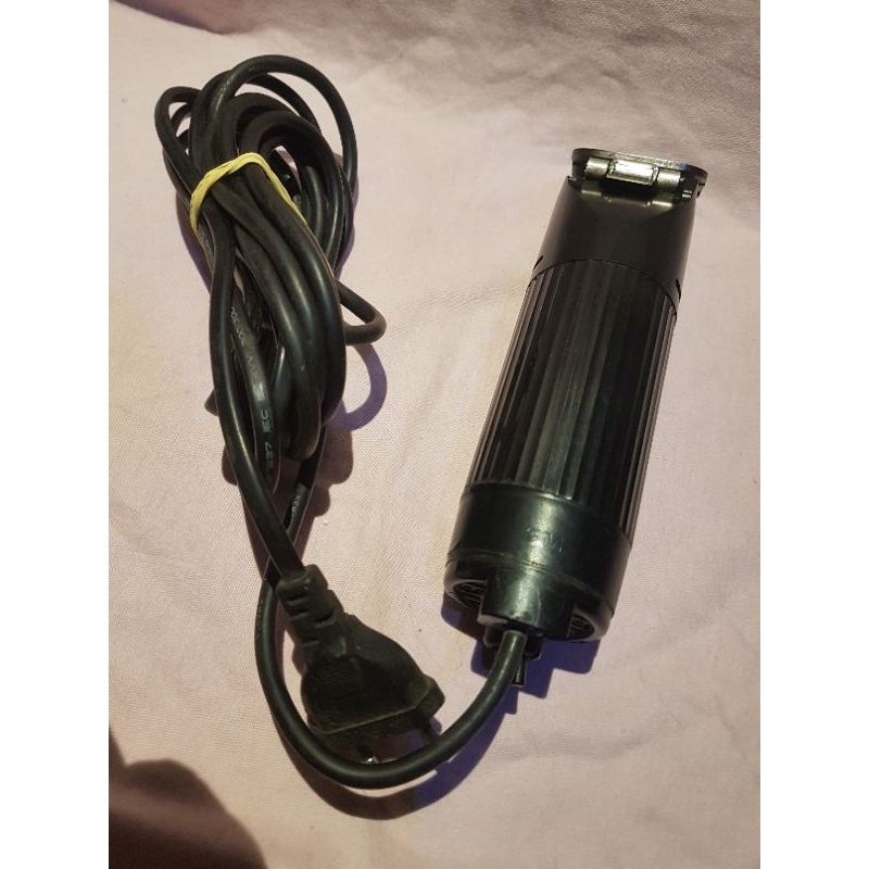 Máquina de cortar cabelo THRIVE
ELECTRIC CLIPPER MODEL 808-2. Lâmina está ruim. Tem uma fita isolante no corpo. Funciona no 220