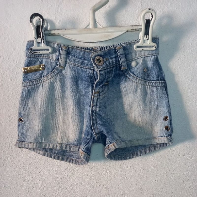 Short jeans infantil  usado tamanho  2 ,.